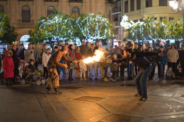 Yangın meşale ile oynamak