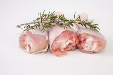 Rosemary ile çiğ tavuk küçük bacakları