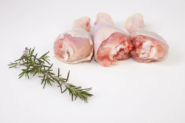 Pollo crudo cosce piccole con rosmarino — Foto Stock