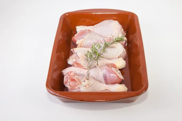 Pollo crudo cosce piccole con rosmarino — Foto Stock