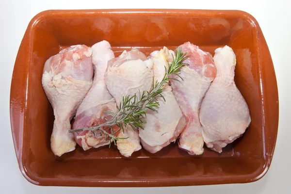 Pollo crudo cosce piccole con rosmarino — Foto Stock