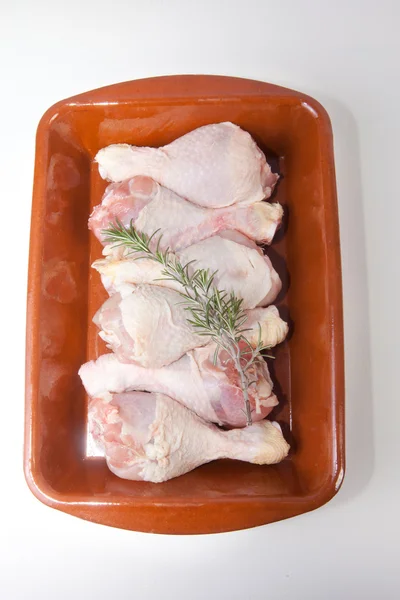 Pollo crudo cosce piccole con rosmarino — Foto Stock