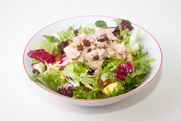 Chicken salad with tomatoes and raisin