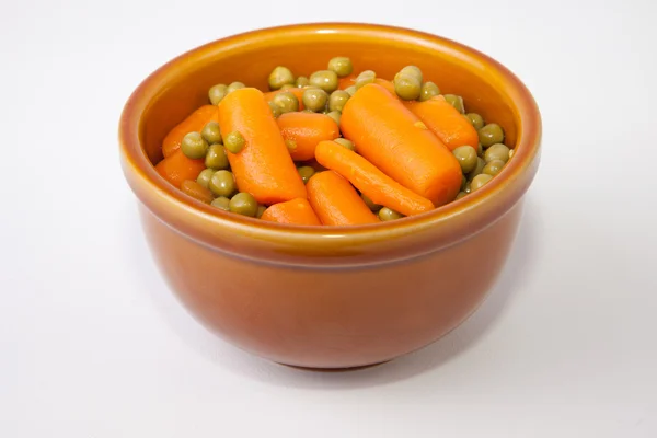 Cuenco de zanahorias hervidas y guisantes verdes — Foto de Stock