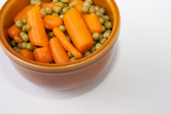 Μπολ με βραστά καρότα και αρακά — Φωτογραφία Αρχείου