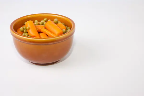 Ciotola di carote bollite e piselli verdi — Foto Stock