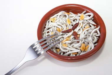 Genç yılan pişmiş taklit ile kase