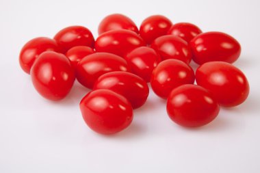 Kırmızı parlak kiraz domates