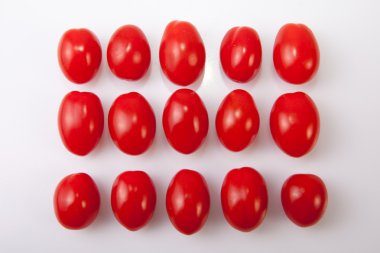 Kırmızı parlak kiraz domates