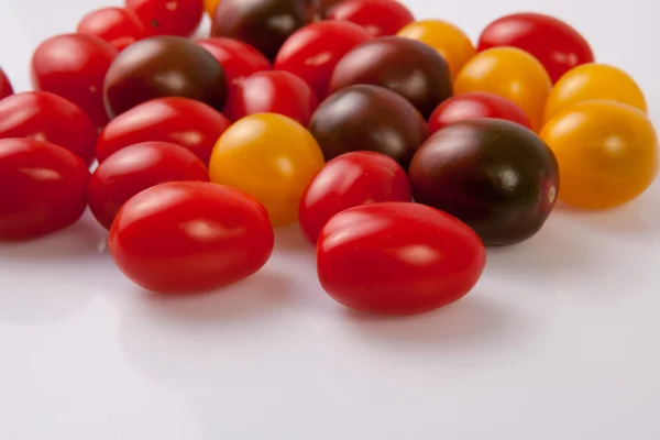 Punhado de tomates cereja coloridos — Fotografia de Stock