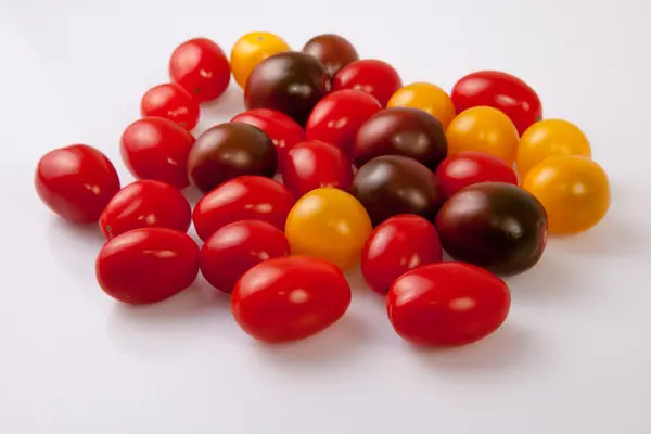 Punhado de tomates cereja coloridos — Fotografia de Stock