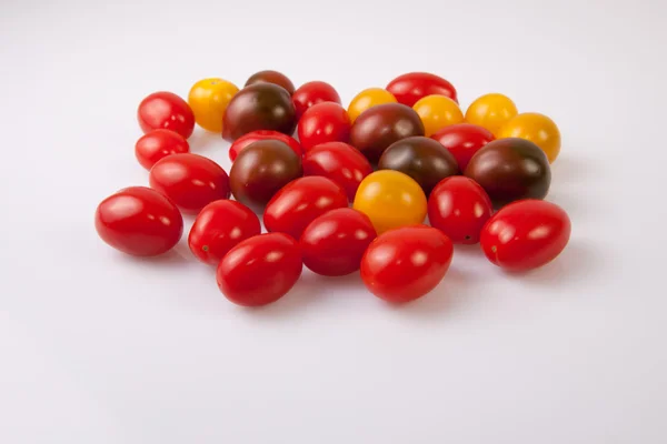 Punhado de tomates cereja coloridos — Fotografia de Stock