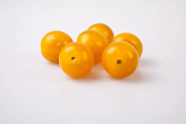 Tomates cereja brilhantes amarelos — Fotografia de Stock