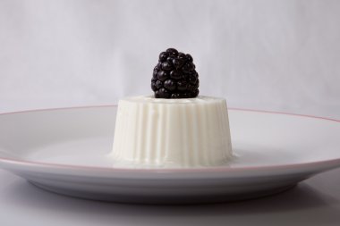 süzme peynir ile böğürtlen