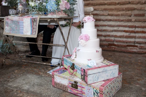 Fondán svatební dort a pár — Stock fotografie