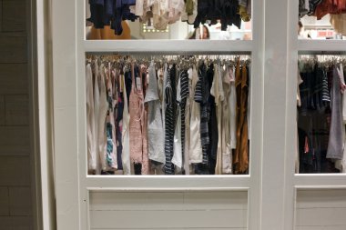 Kürsüye astı giyim