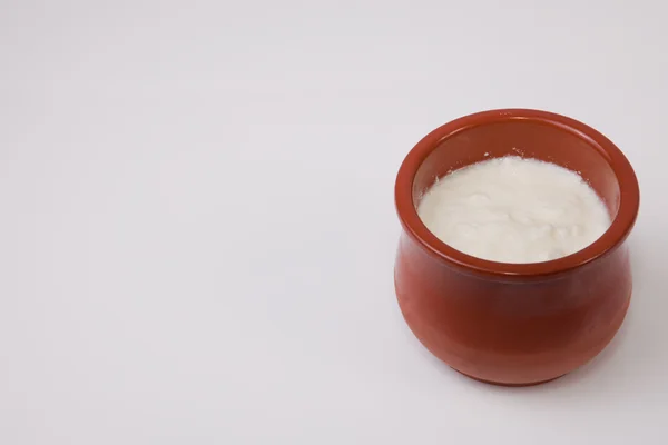 Curd in clay pot — Stock fotografie