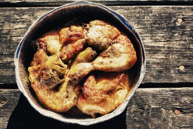 Piknik masa için ızgara tavuk