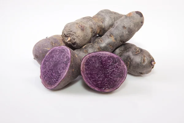 Gesneden en hele Vitelotte aardappelen — Stockfoto