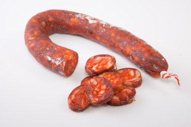 Bazı kırmızı chorizo parça kesme
