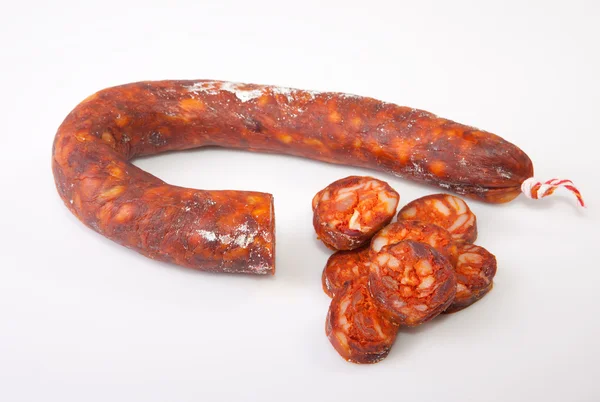 Röd Iberiska chorizo med några skär bitar — Stockfoto