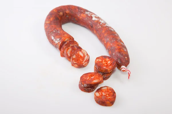 Červené Pyrenejský chorizo s některými řez kousků — Stock fotografie