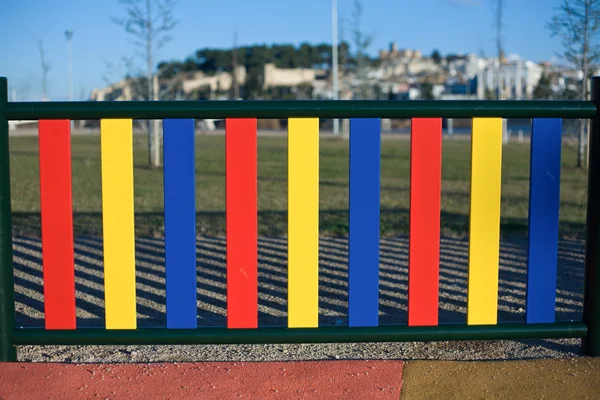 Bemalte Pfosten auf einem Spielplatz — Stockfoto