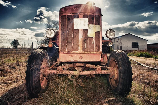 Rostig vintage traktor — Stockfoto