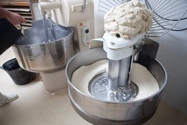 Massa de farinha de amassar de pão — Fotografia de Stock