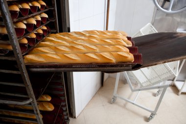 Puting fırında baget ekmek raf içine