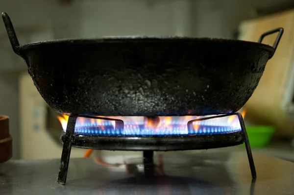 Poêle noire sur la flamme — Photo