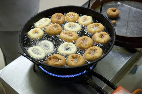 Жареные пончики на сковороде — стоковое фото