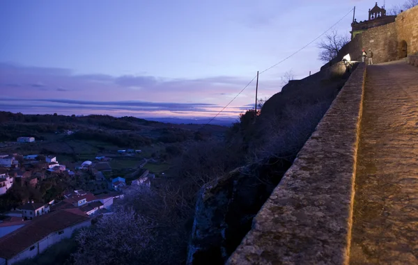 Casal caminhando pelos restos do castelo de Montanchez, Espanha — Fotografia de Stock