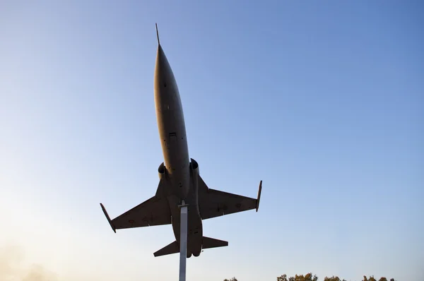 Voormalig Cf-5 in het midden van een rotonde — Stockfoto