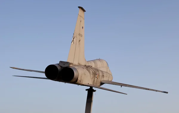 Voormalig Cf-5 in het midden van een rotonde — Stockfoto