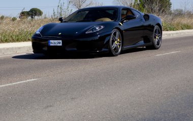 Yolda siyah Ferrari F430 spider