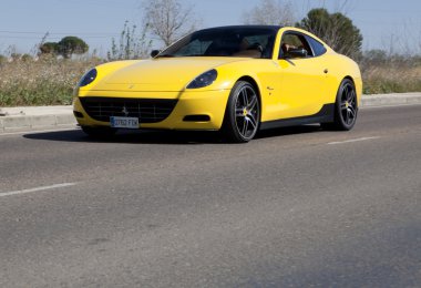 Yolda sarı Ferrari