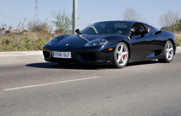 Zwarte Ferrari spin op de weg — Stockfoto