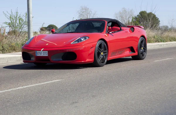 Rode Ferrari F430 spin op de weg — Stockfoto