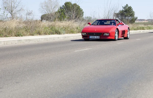 Ferrari testarossa auf der straße — Stockfoto