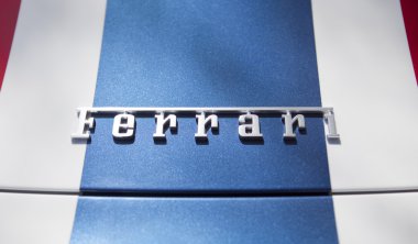 Ayrıntılı bir Ferrari harflerin 