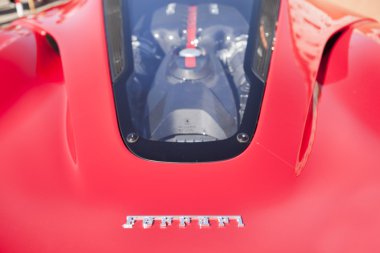 Ferrari sırt motor pencere