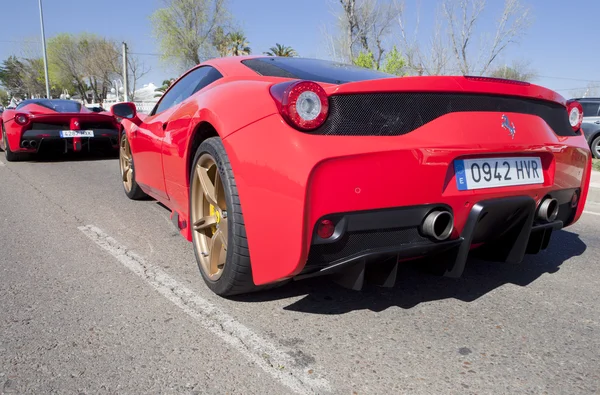 Ferrari auto's te wachten op de regel voor post — Stockfoto