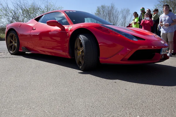 Ferrari carro entrando em instalações resort — Fotografia de Stock