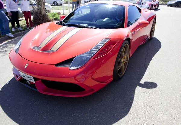 Ferrari carro entrando em instalações resort — Fotografia de Stock