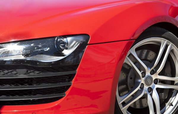 Спортивный автомобиль Audi слева спереди
