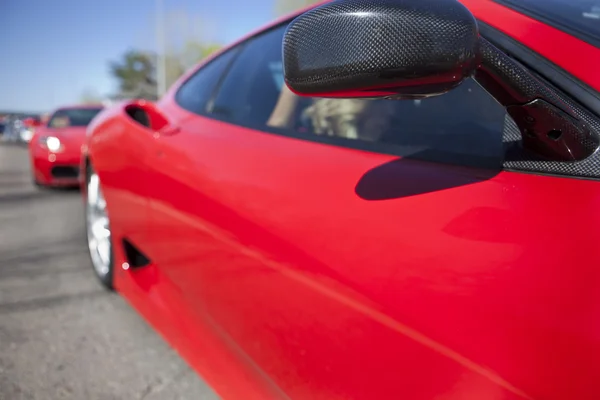 Rode sportauto vleugel spiegel — Stockfoto