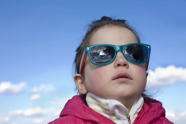 Kleinkind Mädchen mit modischer Kindersonnenbrille — Stockfoto