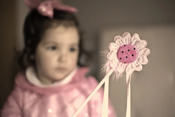 Pequena fada rosa com varinha mágica — Fotografia de Stock