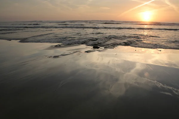 Sonnenuntergangsreflexionen über der Sandoberfläche — Stockfoto